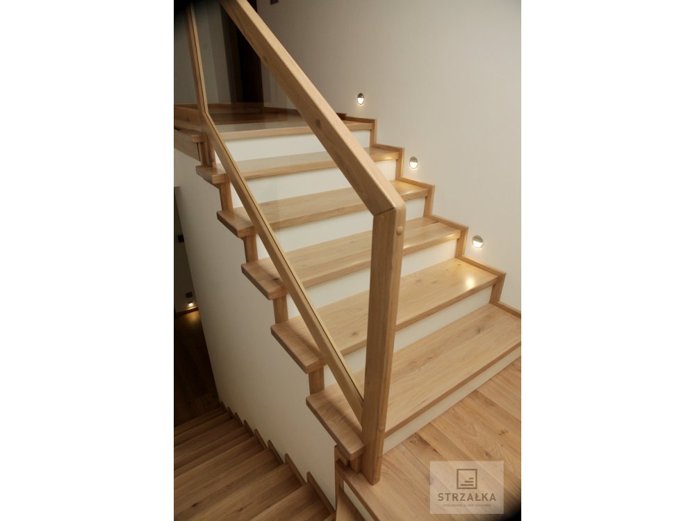 schody wykonane z drewna dębowego bielonego, postarzanego.